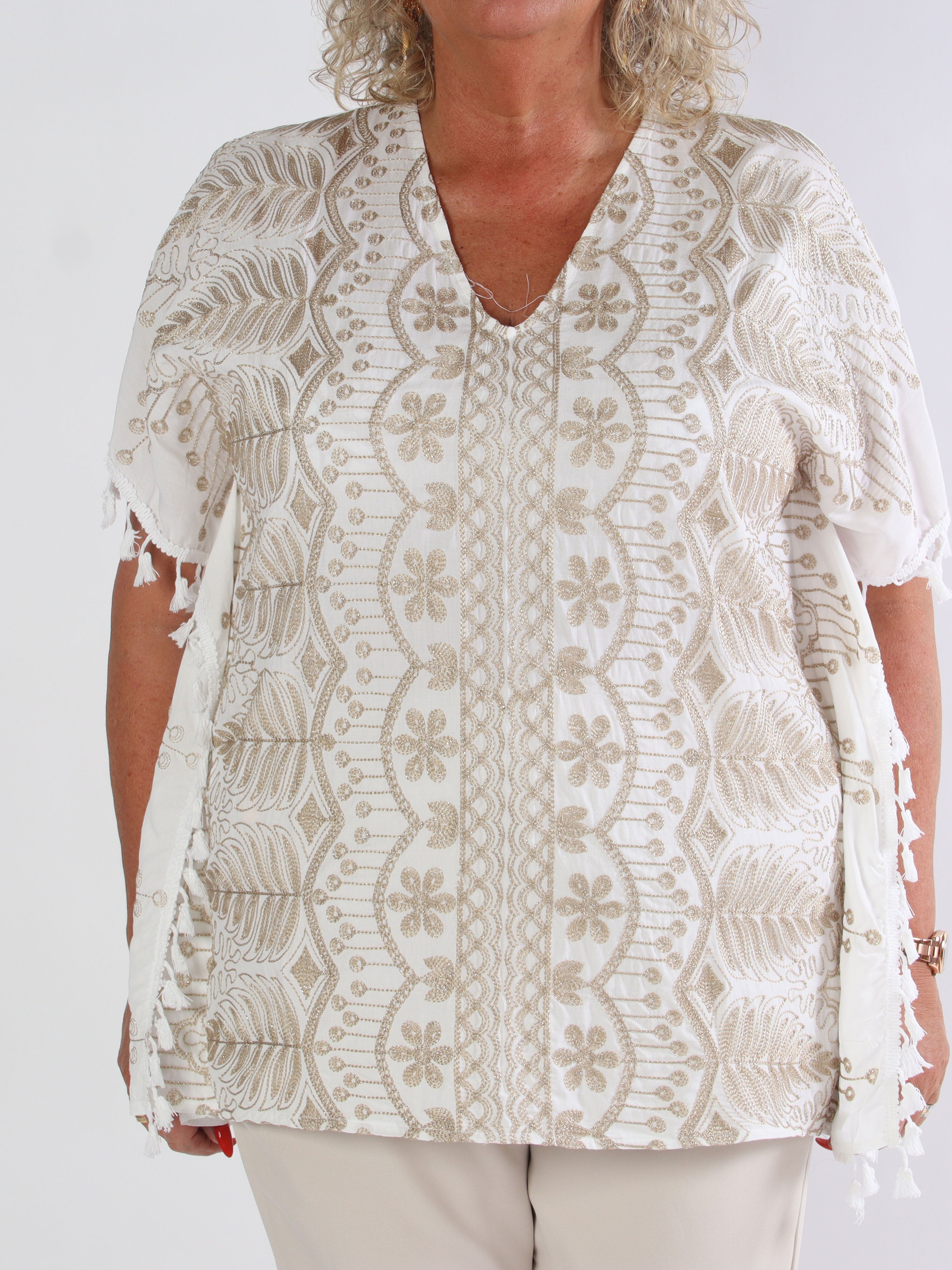 Aloha - Plus size tunika i viskose med guld broderinger og kvaster